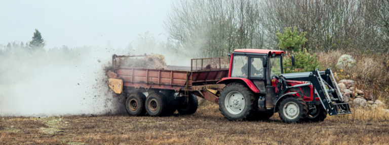 Düngen mit Traktoor auf Feld 800x300 px